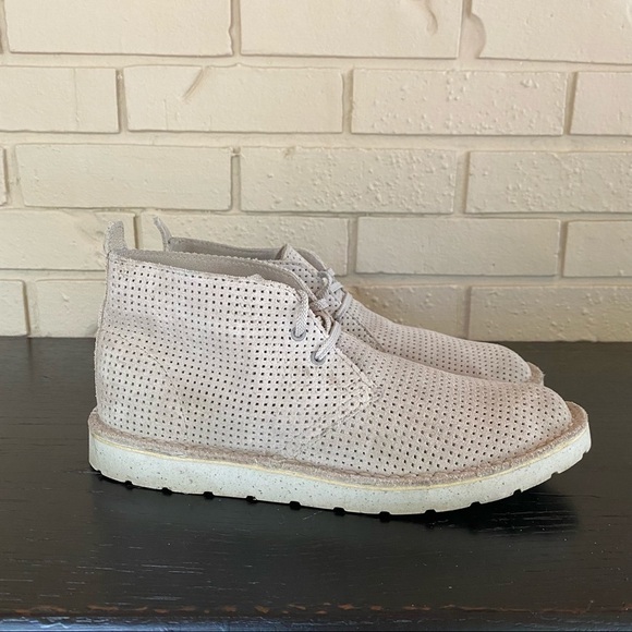 CLARKS ORIGINALS WOMEN 9.5 M TAN LASER CUT SUEDE CHUKKA ANKLE BOOTS - Picture 1 of 6